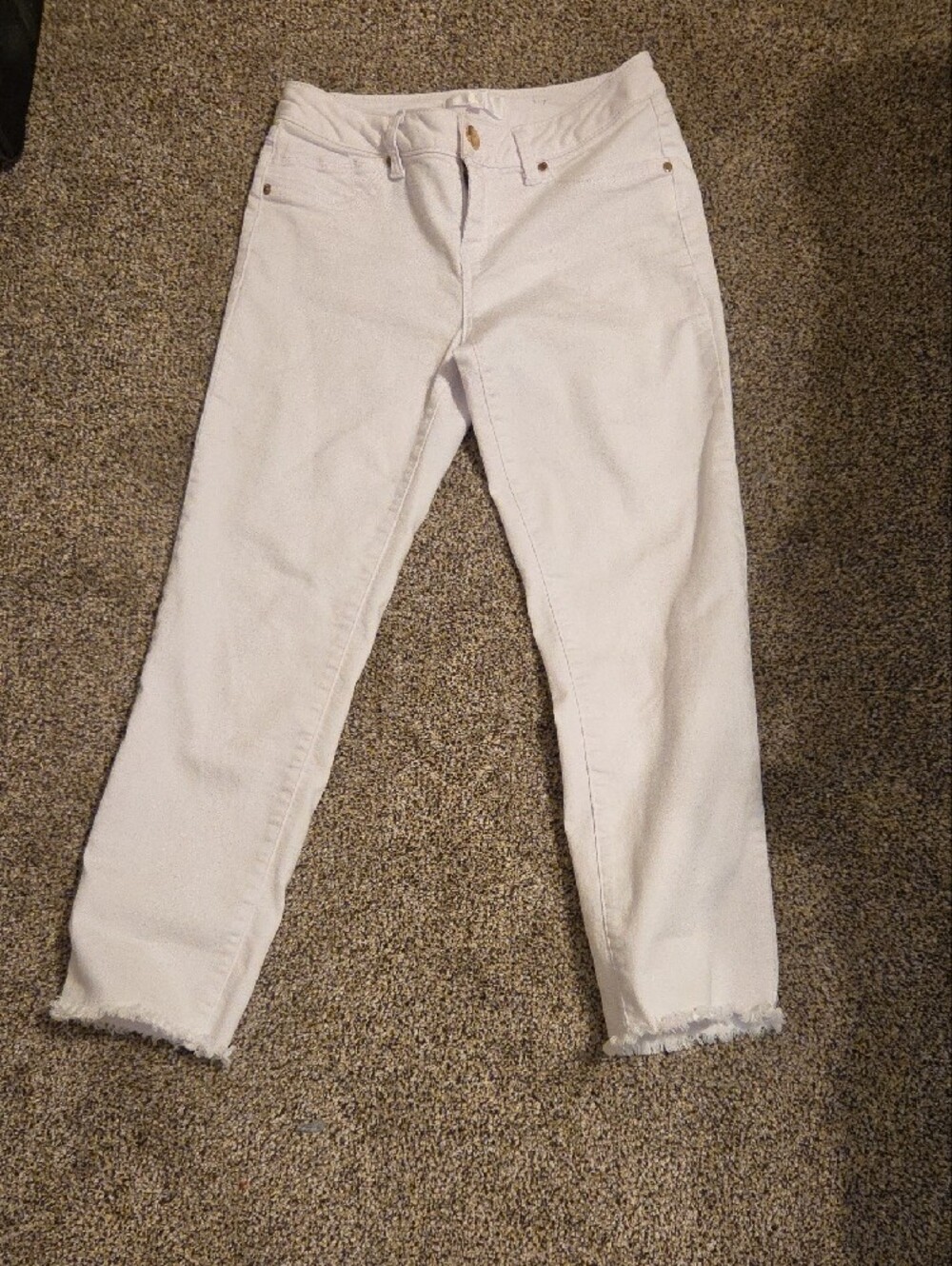 1822 Denim White Cropped Frayed Hem Jeans